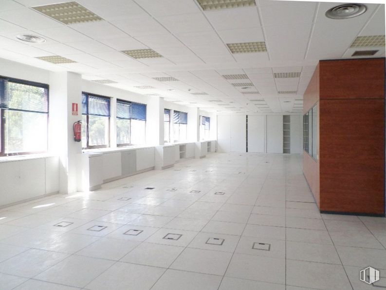 Office for sale & for rent at Edificio Alba, Calle Rosa de Lima, 1, Las Rozas de Madrid, Madrid, 28290 with window, fixture, interior design, flooring, hall, floor, building, ceiling, tile flooring and space around