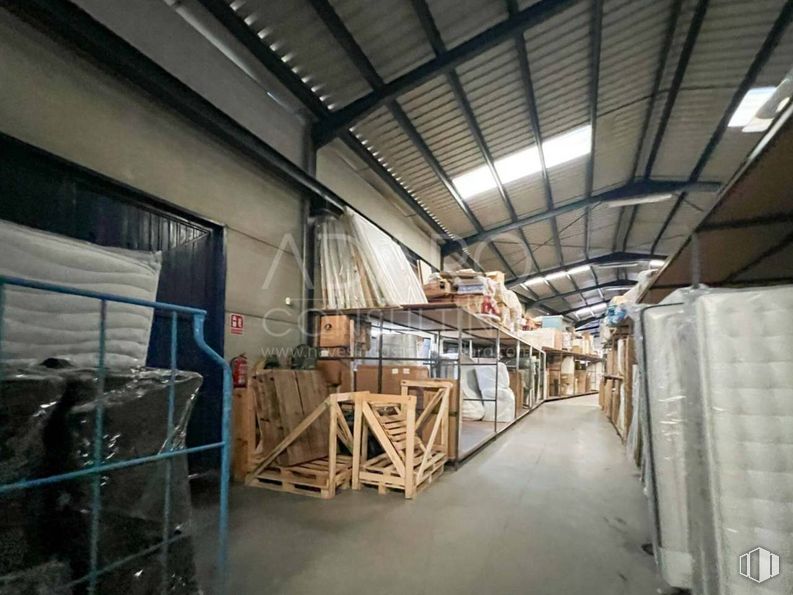 Industrial for sale at Zona industrial, Torrejón de Ardoz, Madrid, 28850 with light fixture, ceiling, warehouse, shelving, building material, factory, shelf, inventory, shipping box and aluminium around