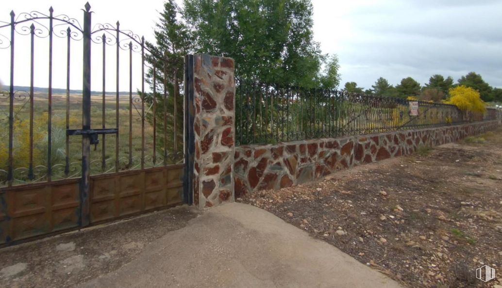 Land for sale at Urbanización El Soto, Illana, Guadalajara, 19119 with sky, fence, wood, tree, land lot, road surface, asphalt, cloud, landscape and grass around