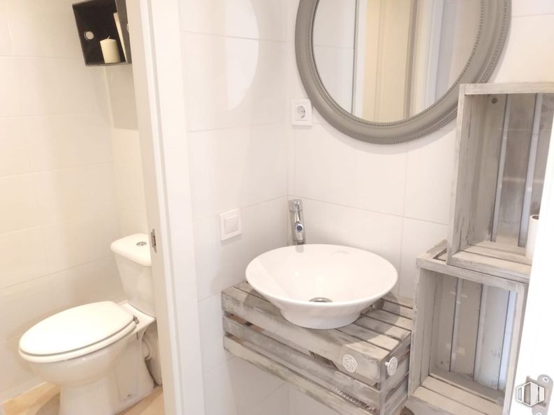 Retail for sale & for rent at Calle Mariano Barbacid, Rivas-Vaciamadrid, Madrid, 28521 with toilet, mirror, brown, plumbing fixture, tap, bathroom sink, sink, property, toilet seat and bathroom around