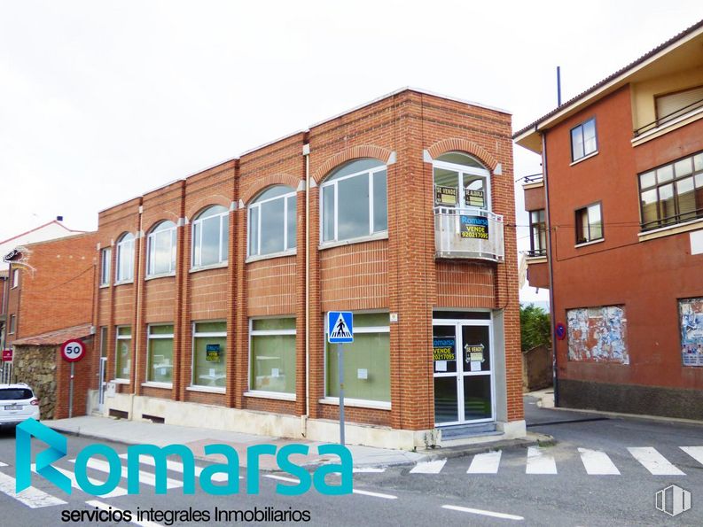 Retail for sale at Calle El Chorrito, El Barraco, Ávila, 00000 with window, building, sky, fixture, urban design, brick, brickwork, facade, commercial building and street light around