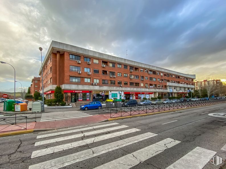 Oficina en venta en Avenida Lope de Figueroa, 18, Alcalá de Henares, Madrid, 28804 con edificio, luz de la calle, coche, nube, cielo, tiempo de día, ventana, infraestructura, arquitectura, diseño urbano y vía pública alrededor