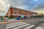 Oficina en venta en Avenida Lope de Figueroa, 18, Alcalá de Henares, Madrid, 28804 con edificio, luz de la calle, coche, nube, cielo, tiempo de día, ventana, infraestructura, arquitectura, diseño urbano y vía pública alrededor