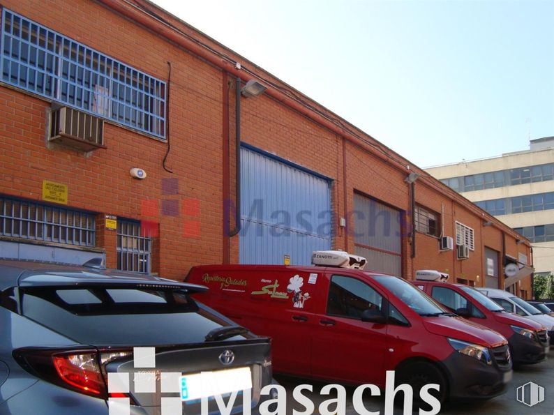 Nave en venta en Zona Industrial, Alcobendas, Madrid, 28100 con coche, camioneta, rueda, neumático, matrícula, edificio, ventana, vehículo terrestre, vehículo y cielo alrededor