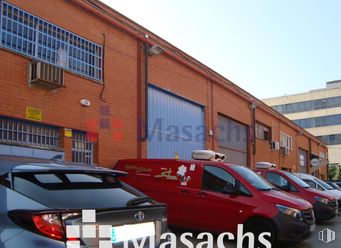 Nave en venta en Zona Industrial, Alcobendas, Madrid, 28100 con coche, camioneta, rueda, neumático, matrícula, edificio, ventana, vehículo terrestre, vehículo y cielo alrededor