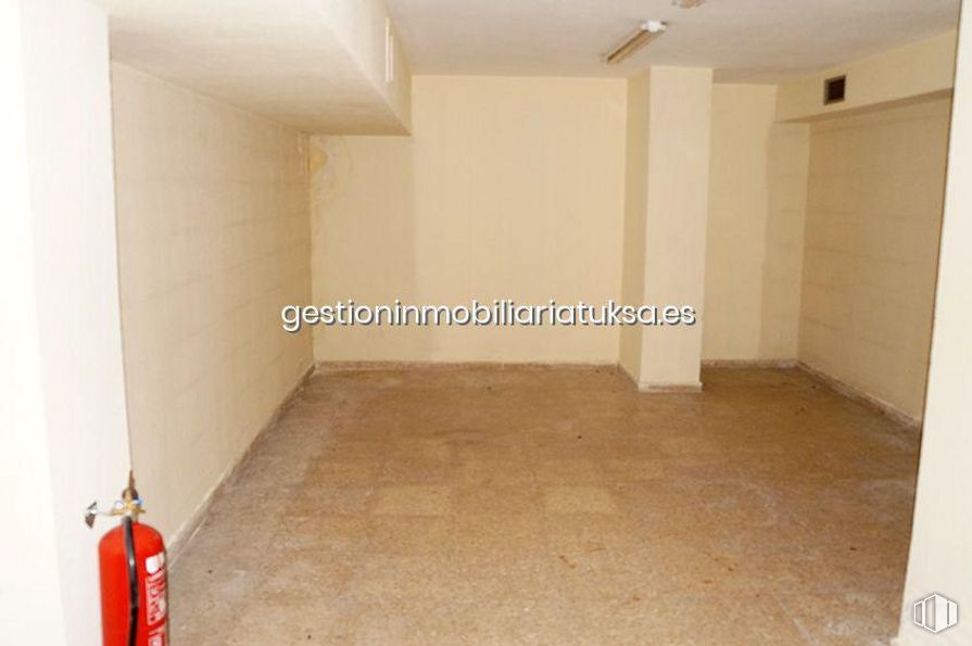 Retail for rent at Plaza de Santa Ana, Ávila, 05001 with packaged goods, fire extinguisher, property, fixture, wood, interior design, shade, flooring, floor and paint around