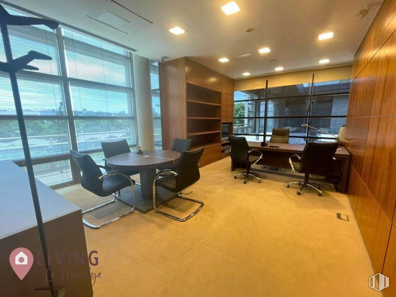 Oficina en alquiler en Zona Valdelacasa, Alcobendas, Madrid, 28108 con silla, mesa, mesa de cocina y comedor, mueble, silla de oficina, edificio, estante, estantería, interiorismo y escritorio alrededor