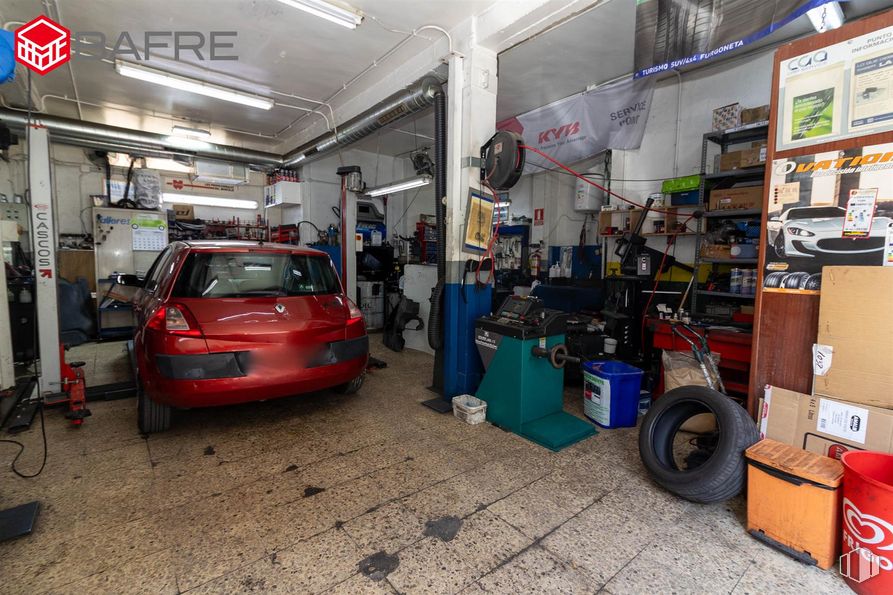 Nave en venta en Calle Juan Pascual de Mena, La Latina, Madrid, 28011 con coche, neumático, rueda, caja, luz de estacionamiento, vehículo, neumático de automoción, diseño automovilístico, vehículo de motor y edificio alrededor