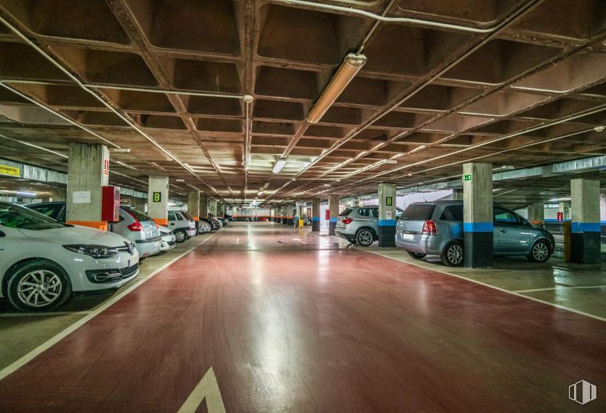 Industrial for sale at Calle Valeras, 2, Aranjuez, Madrid, 28300 with wheel, car, tire, automotive parking light, land vehicle, vehicle, motor vehicle, automotive lighting, automotive design and rolling around