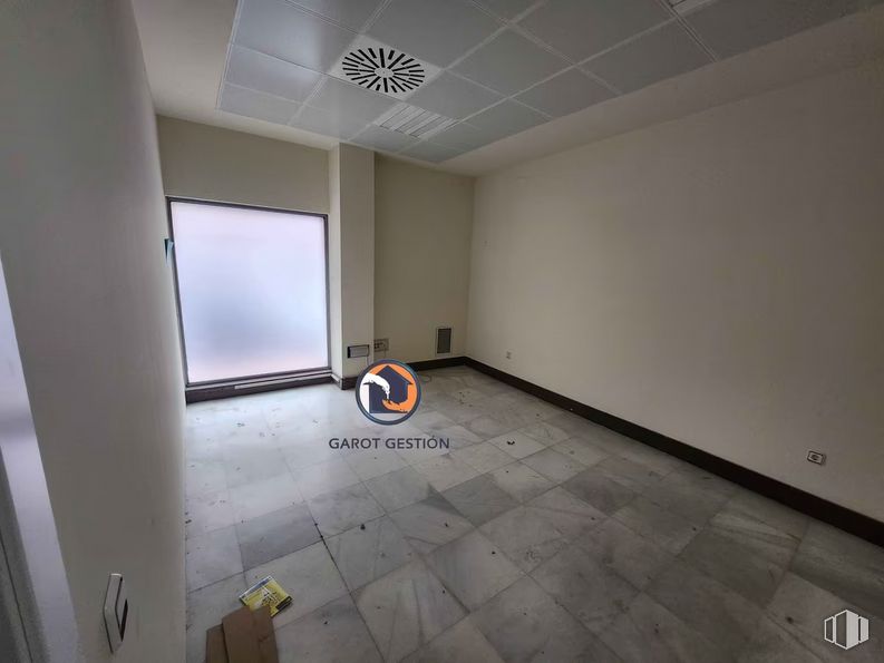 Retail for sale & for rent at Avenida Barcelona, Guadalajara, 19005 with building, wood, fixture, flooring, floor, hall, door, hardwood, ceiling and house around