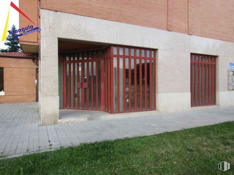 Retail for sale & for rent at Zona El Carmen, Segovia, 40004 with door, wood, plant, brickwork, brick, residential area, neighbourhood, real estate, fixture and facade around