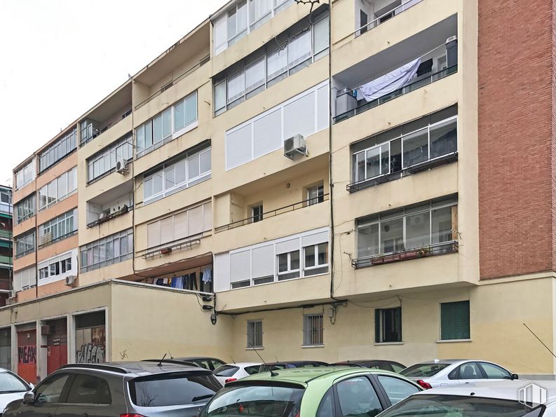 Local en alquiler en Calle Aguilafuente, 29, Moncloa - Aravaca, Madrid, 28039 con coche, ventana, edificio, luz de estacionamiento automotriz, vehículo terrestre, vehículo, propiedad, neumático, cielo y diseño urbano alrededor