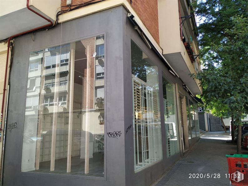 Retail for rent at Calle Ponferrada, 22, Fuencarral - El Pardo, Madrid, 28029 with glass, composite material, door, metal, iron, shade, home door, daylighting, aluminium and transparency around