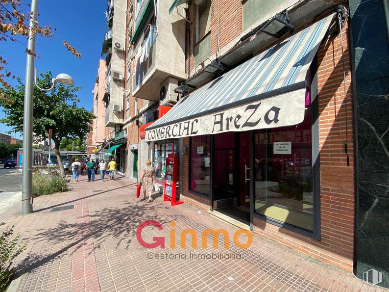 Retail for rent at Avenida Marqués de Corbera, 29, Ciudad Lineal, Madrid, 28017 with facade, awning, door, commercial building, mixed-use, sidewalk and restaurant around