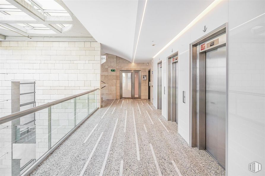 Oficina en alquiler en Edificio CRYS, Calle Vía de los Poblados, 3, Hortaleza, Madrid, 28033 con puerta, accesorio, madera, interiorismo, hall, suelos, suelo, edificio, techo y vidrio alrededor