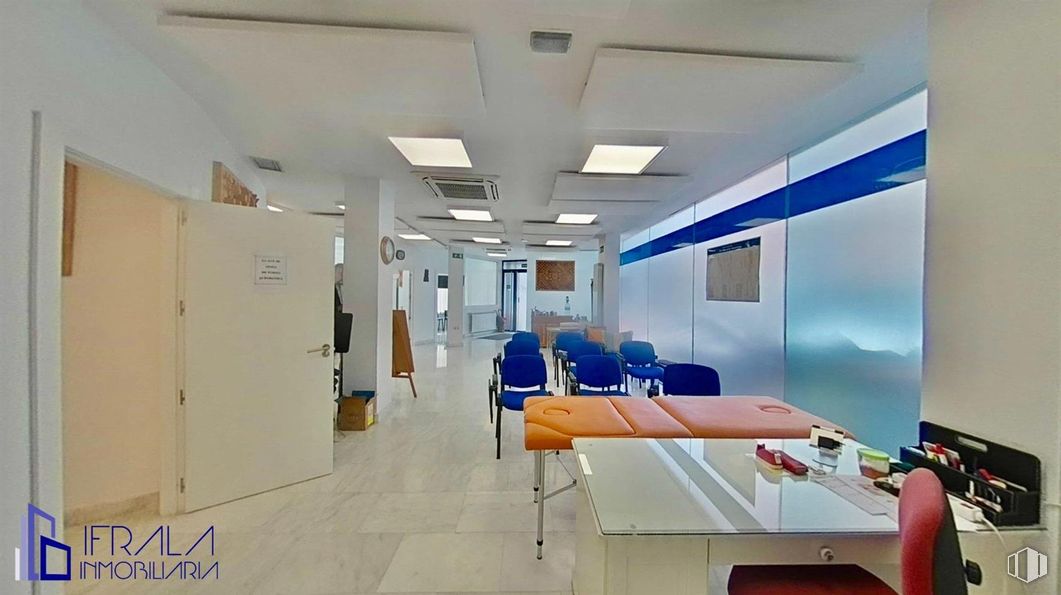 Retail for sale & for rent at Calle Huerta de Castañeda, 20, La Latina, Madrid, 28011 with desk, light fixture, building, floor, flooring, hall, table, ceiling, space and chair around