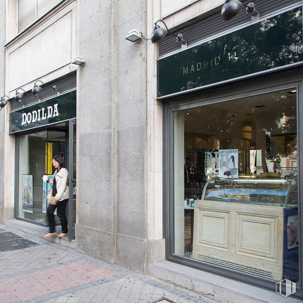 Local en alquiler en Paseo Castellana, 70, Chamartín, Madrid, 28046 con persona, ebanistería, pantalones, edificio, fachada, moda callejera, puerta, acera, ciudad y fuente alrededor