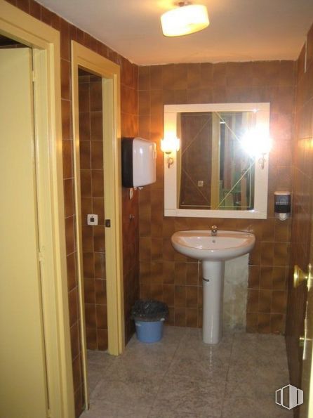 Retail for sale & for rent at Avenida Constitución, Móstoles, Madrid, 28931 with sink, lighting, mirror, door, property, tap, plumbing fixture, building, bathroom sink and wood around