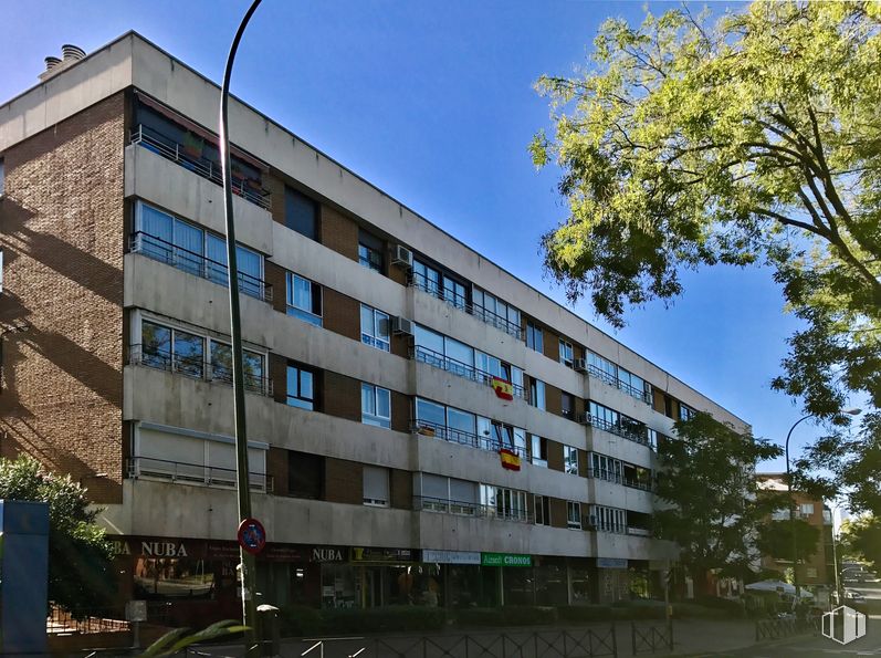 Retail for sale at Calle Arturo Soria, Ciudad Lineal, Madrid, 28043 with building, sky, daytime, window, tower block, tree, urban design, fixture, neighbourhood and condominium around