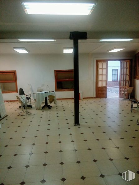 Retail for rent at Calle San Miguel, 5, Santa Cruz de la Zarza, Toledo, 45370 with table, furniture, fixture, wood, tile flooring, window, floor, flooring, hall and hardwood around