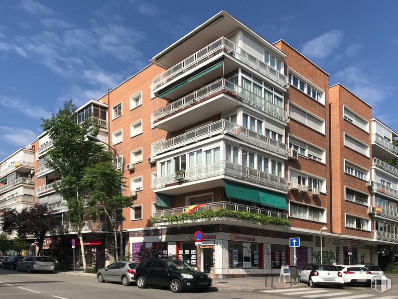 Local en alquiler y venta en Avenida Bruselas, 45, Salamanca, Madrid, 28028 con coche, edificio, cielo, nube, rueda, neumático, infraestructura, vehículo, diseño urbano y condominio alrededor