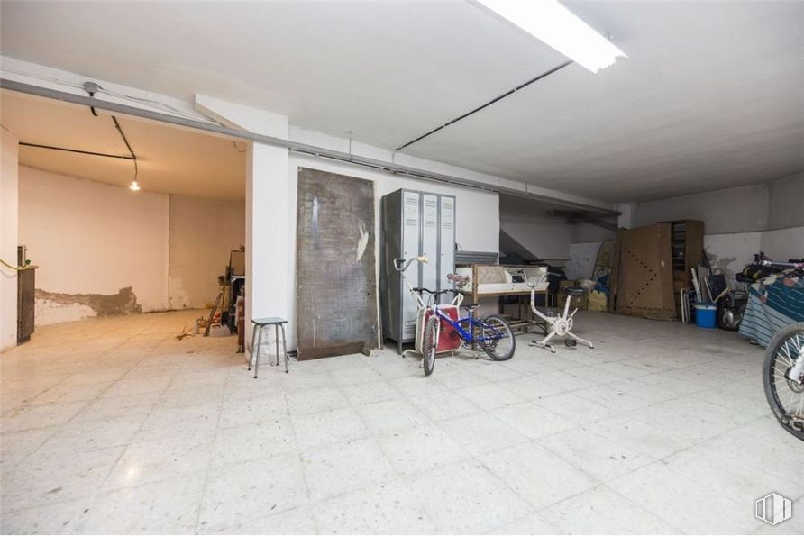 Retail for sale at Calle Radio, 32, Carabanchel, Madrid, 28019 with bicycle, tire, lighting, wheel, property, bicycle wheel, flooring, floor, bicycle wheel rim and wall around