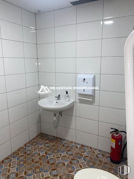 Local en alquiler y venta en Calle Portugal, Fuenlabrada, Madrid, 28942 con fregadero, accesorios de fontanería, propiedad, grifo, lavabo, cuarto de baño, edificio, espejo, interiorismo y suelos alrededor