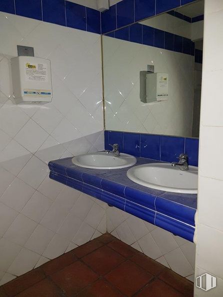 Local en alquiler en Calle Jacinto Benavente, 8, Azuqueca de Henares, Guadalajara, 19200 con fregadero, grifo, accesorio de fontanería, lavabo de baño, propiedad, edificio, espejo, baño, morado y diseño de interiores alrededor