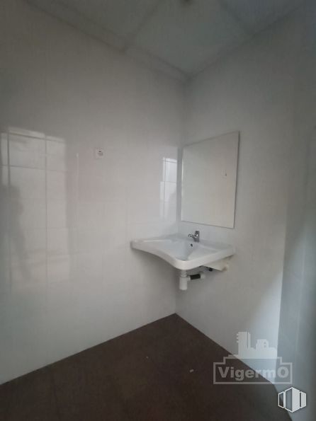 Oficina en alquiler en Calle Enmedio, Torrejón de Ardoz, Madrid, 28850 con fregadero, accesorios de fontanería, grifo, lavabo, cuarto de baño, accesorio, madera, suelo, suelos y edificio alrededor