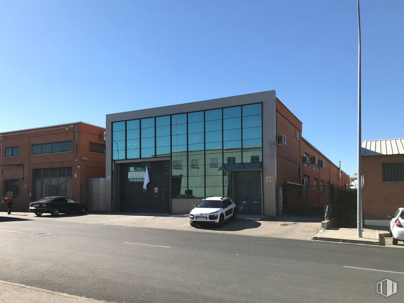 Nave en venta en Polígono Industrial Los Gallegos, Fuenlabrada, Madrid, 28946 con coche, edificio, ventana, luz de estacionamiento automotriz, cielo, vehículo terrestre, vehículo, rueda, neumático y área residencial alrededor