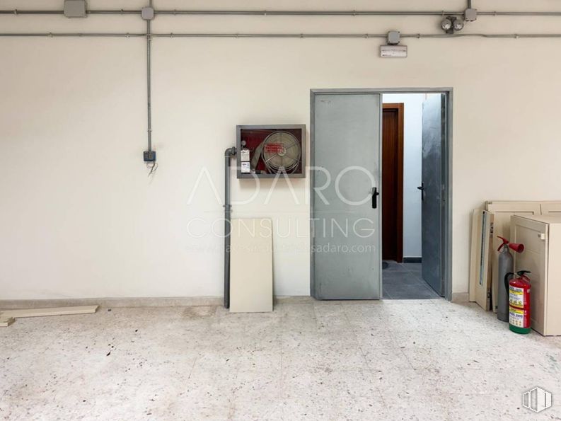 Industrial for rent at Calle Gamonal, Villa de Vallecas, Madrid, 28031 with door, flooring, floor, composite material, ceiling, tile flooring, plaster, daylighting and aluminium around