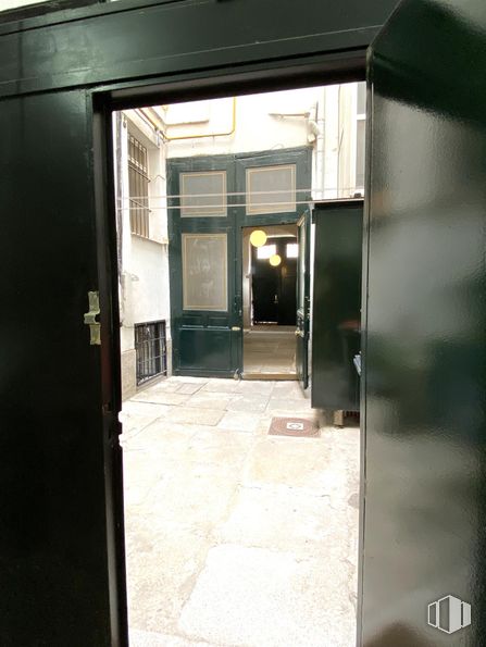 Oficina en venta en Zona Chueca-Justicia, Centro, Madrid, 28004 con puerta, accesorio, material compuesto, suelos, hormigón, tintes y matices, aluminio, vidrio, techo y rectángulo alrededor