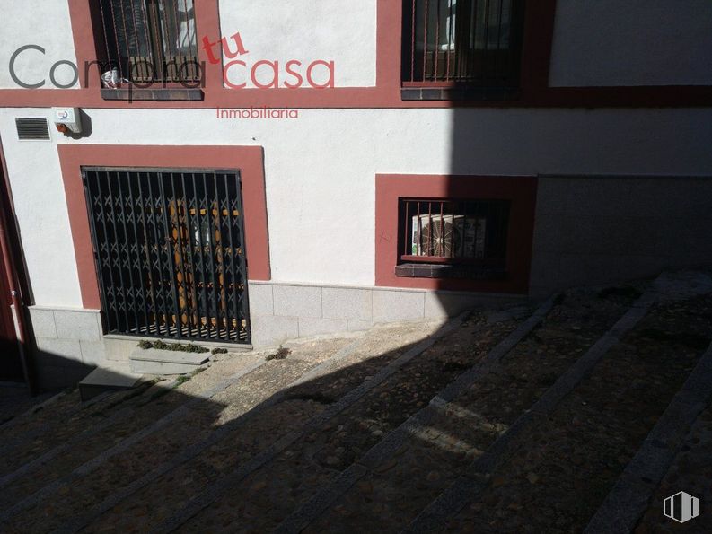 Oficina en alquiler en Zona Bajada del Carmen, Segovia, 40001 con ventana, edificio, madera, superficie de la carretera, accesorio, asfalto, puerta, gas, tintes y tonos y suelo alrededor