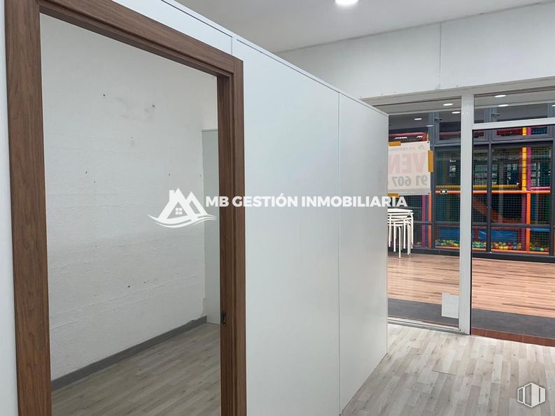 Local en alquiler y venta en Calle Portugal, Fuenlabrada, Madrid, 28942 con edificio, accesorio, madera, interiorismo, suelo, puerta, suelos, exterior del automóvil, pared y madera dura alrededor