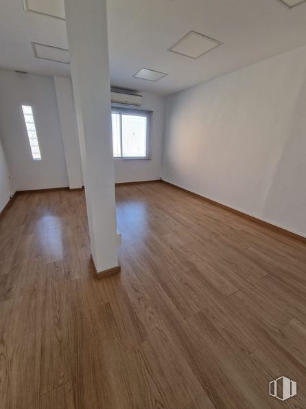 Retail for rent at Avenida Río Boladiez, Toledo, 45007 with window, fixture, wood, flooring, floor, wood stain, hall, shade, building and beige around