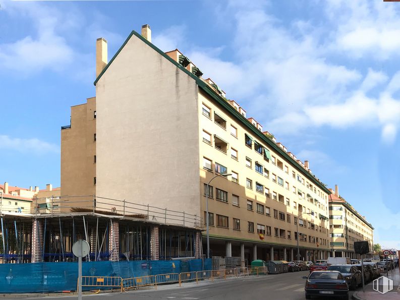 Local en venta en Calle Jorge Luis Borges, Alcalá de Henares, Madrid, 28806 con edificio, coche, nube, cielo, ventana, azul, casa, diseño urbano, neumático y barrio alrededor