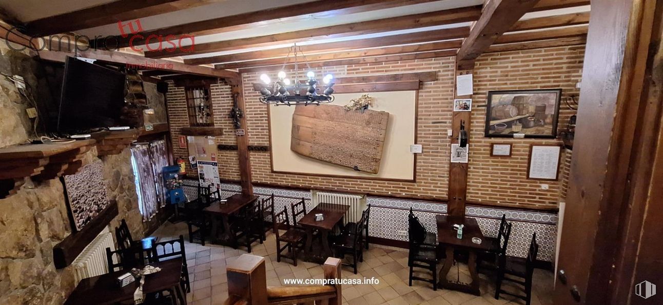 Local en venta en Centro urbano, Palazuelos de Eresma, Segovia, 40194 con alumbrado, candelabro, silla, marco, mesa, lámpara, madera, mueble, restaurante y tinte para madera alrededor