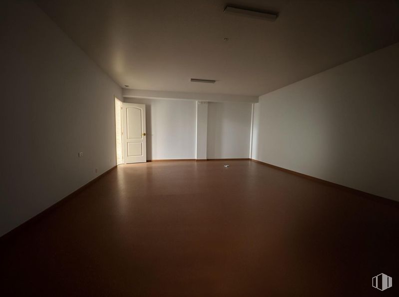 Industrial for sale at Polígono industrial Río de Janeiro, Algete, Madrid, 28110 with fixture, wood, flooring, tints and shades, ceiling, building, event, composite material, symmetry and hardwood around