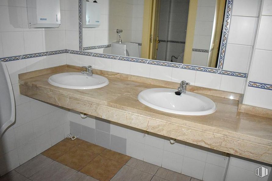 Retail for sale & for rent at Calle Burgohondo, Ávila, 05002 with sink, mirror, brown, tap, bathroom sink, plumbing fixture, property, bathroom, wood and interior design around