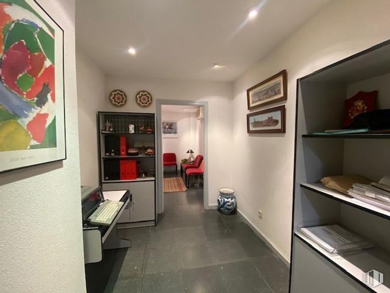 Oficina en venta en Zona Santa Teresa-Vista Hermosa, Toledo, 45004 con estantería, cuadro, marco, mueble, interiorismo, pared, suelos, suelo, techo y alumbrado alrededor