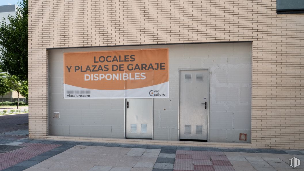 Local en venta en Célere Austral. Calle Unicornio, Móstoles, Madrid, 28938 con puerta, edificio, accesorio, fuente, fachada, material compuesto, gas, ladrillo, albañilería y material de construcción alrededor