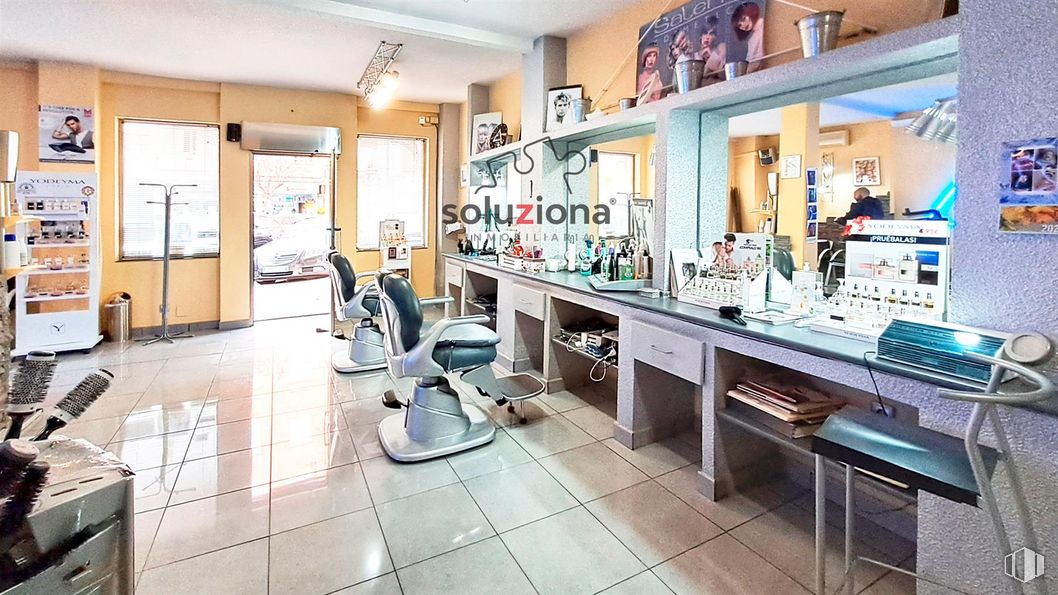 Local en alquiler en Calle Dr. Barraquer, 7, Getafe, Madrid, 28903 con silla y salón de belleza alrededor