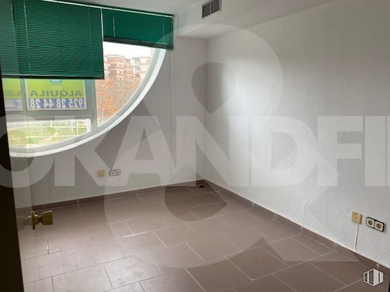 Office for rent at Ronda Buenavista, Toledo, 45005 with window, window blind, fixture, tile flooring, architecture, flooring, floor, wood, composite material and font around