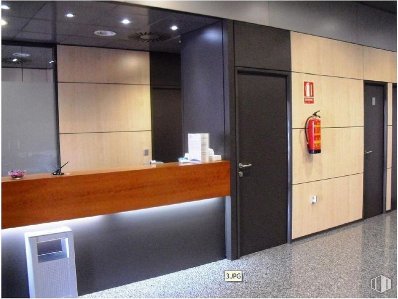 Retail for sale at Casco antigüo, Alcorcón, Madrid, 28922 with cabinetry, fixture, interior design, door, flooring, floor, wood, countertop, material property and rectangle around