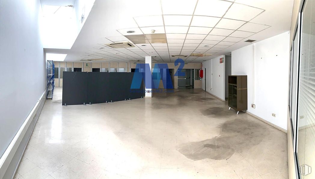 Industrial for sale & for rent at Avenida Industria, Coslada, Madrid, 28820 with flooring, floor, ceiling, interior design, tile flooring, glass, hall, tile, silver and transparency around