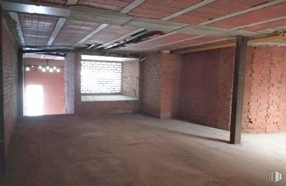 Retail for sale at Calle Velázquez, 4, Segovia, 40002 with window, light fixture, wood, hall, brickwork, flooring, brick, floor, beam and building around