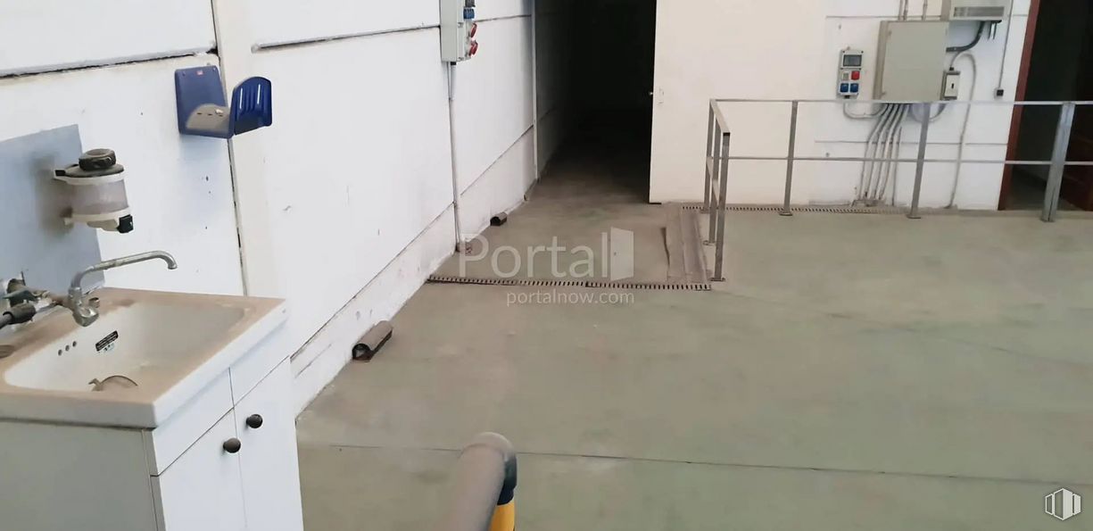 Industrial for sale at Calle Isaac Peral, Valdemoro, Madrid, 28341 with sink, home appliance, fixture, floor, flooring, gas, wood, building, automotive exterior and machine around