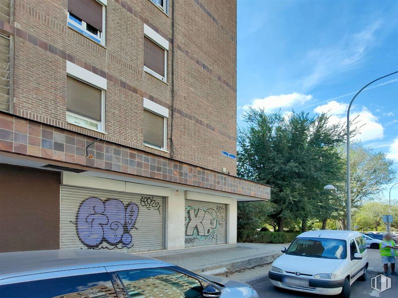 Local en venta en Calle Arroyo Fontarrón, Moratalaz, Madrid, 28030 con ventana, coche, edificio, persona, luz de estacionamiento, vehículo terrestre, nube, planta, vehículo y cielo alrededor