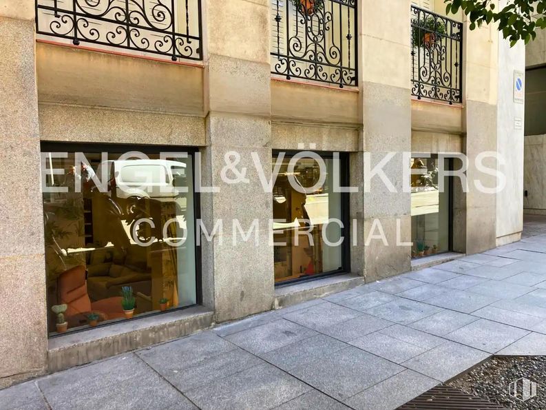 Retail for sale at Calle Núñez de Balboa, Salamanca, Madrid, 28001 with door, architecture, fixture, building, wall, road surface, facade, font, tints and shades and city around