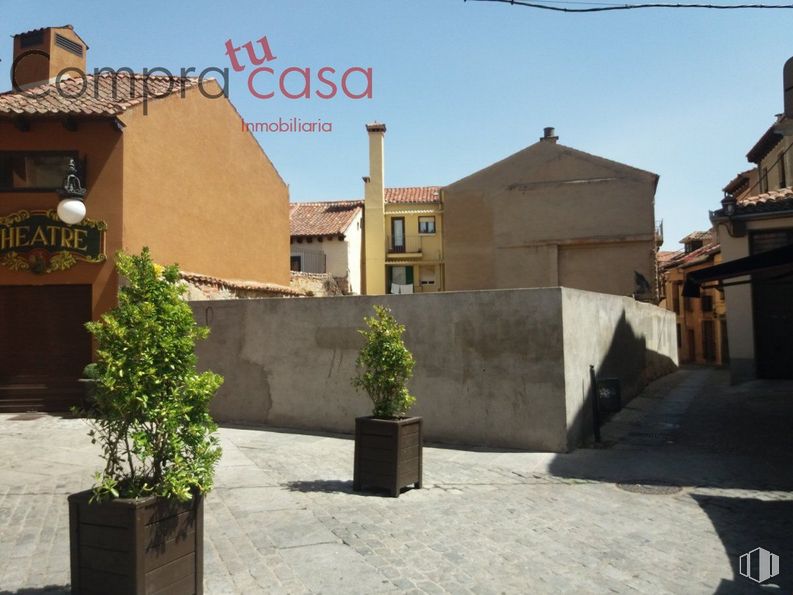 Land for sale at Casco histórico, Segovia, 40001 with houseplant, flowerpot, plant, property, building, sky, window, residential area, neighbourhood and wall around